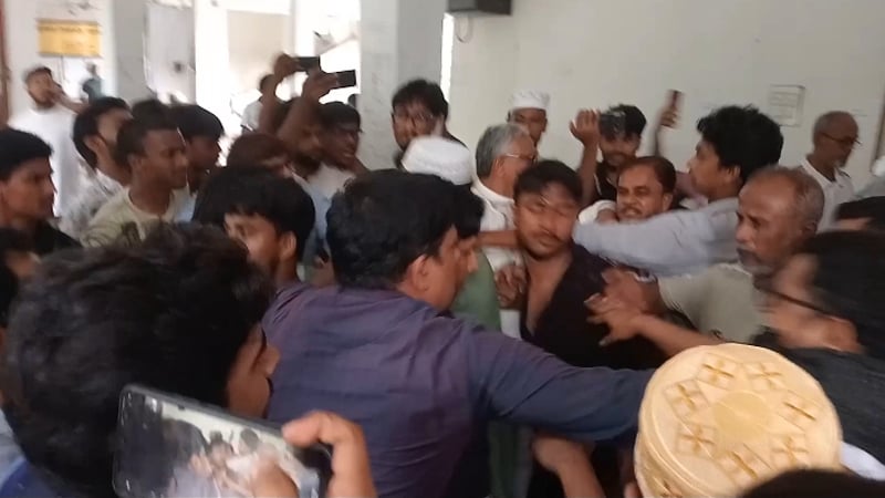 রাবিতে পোষ্য কোটা ঘিরে উত্তেজনা, শিক্ষকদের সঙ্গে শিক্ষার্থীদের ধাক্কাধাক্কি